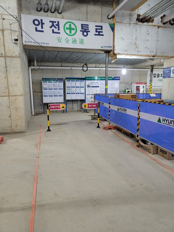 대형마트의 출입구에서 볼수 있는 차단장치를 활용하여 장비의 출입을 막고있다. 출처 : 세이프티퍼스트닷뉴스