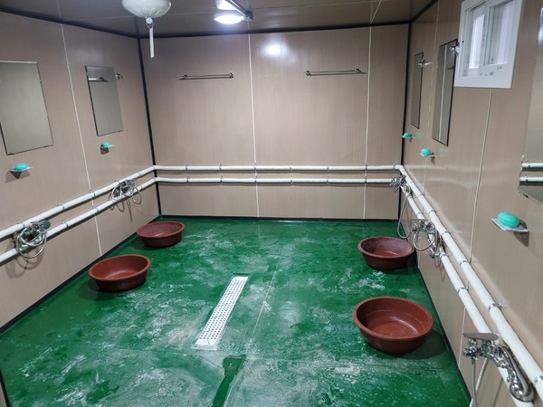 샤워실 내부의 모습 탈의시설도 별도 마련되어있다.  출처 : 세이프티퍼스트닷뉴스