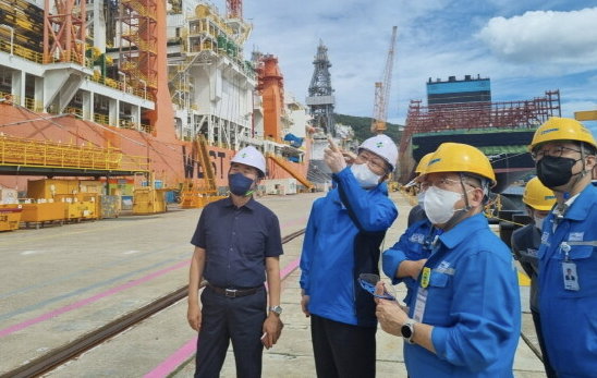 ⓒ대우조선해양을 점검 중인 안종주 이사장(출처:산업안전보건공단)