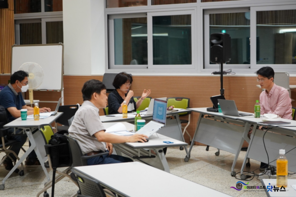 ⓒ토론회는 화상으로 참여한 참여자들도 자신의 의견을 전달할수 현장참여와 온라인참여를 병행하여 진행됐다/사진-세이프티퍼스트닷뉴스