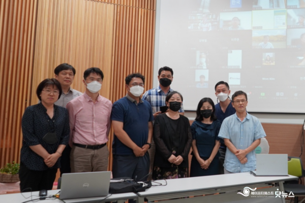 ⓒ노동건강정책포럼(중대재해예방분과) 참석자들 모습. 학계 교수(맨 좌측부터 박미진박사, 강태선교수, 전규찬교수, 천영우교수, 김재형교수)및 관계자들이 함께 참석했다./사진- 세이프티퍼스트닷뉴스 