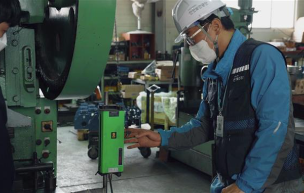 ⓒ산업안전보건공단 패트롤 점검반이 중소사업장의 끼임사고 예방을 위해 운전정지 장치를 점검하고 있다. 사고 기사내용과는 무관함/사진- 산업안전보건공단