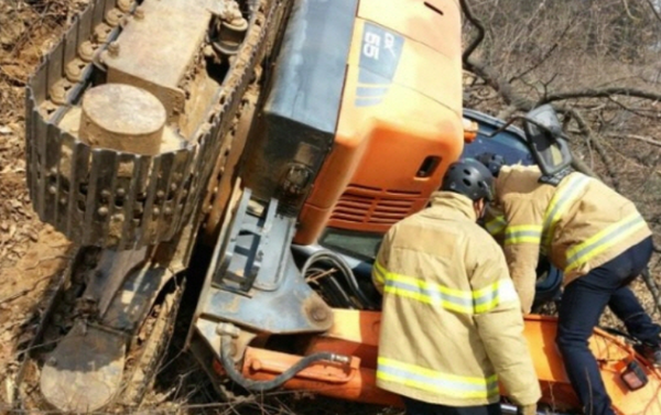 ⓒ굴착기가 전도된 사고 현장. 본 기사내용과는 무관함/사진- 소방청