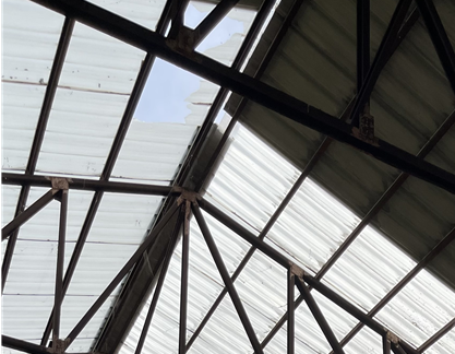 ⓒ채광창이 파손된 지붕 모습(출처:고용노동부)