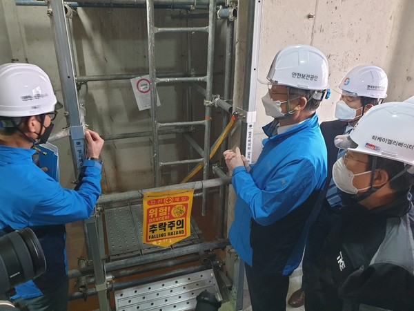 ⓒ승강기 설치 전용작업대 설치 모습(출처:안전보건공단)