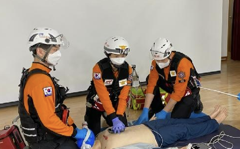 ⓒ3인 심폐소생술 모습