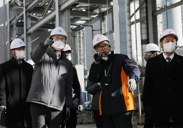 ⓒ안전보건공단(이사장 안종주)은 이날 울산시 남구에 소재한 에스케이머티리얼즈 에어플러스(주)를 방문하여 산업현장의 위험성평가 중심의 안전보건관리체계 구축 현황을 점검했다/사진- 안전보건공단 제공