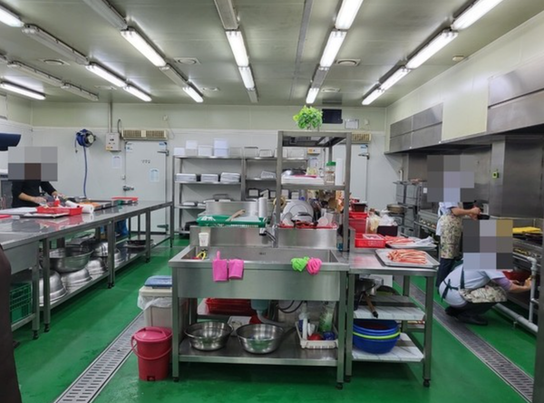 ⓒ고용노동부는 10월 24일부터 12월 2일까지 식품 혼합기 등 유사 위험 기계·장비의 안전조치 이행 여부를 집중 단속했다. /사진-경기도 특별사법경찰단