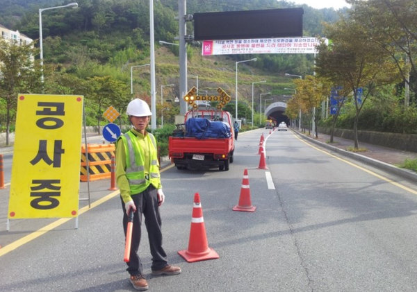 ⓒ작업시 안전 확보와 통행유도를 위해 배치된 신호수. 해당기사와는 관련없음/사진- 독자 제공
