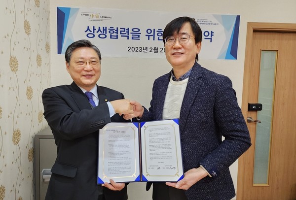 ⓒ세이프그룹 오희근 대표(우측)와 노무법인 중앙노동법률사무소 윤양배 대표(좌측)가 업무협약 체결후 기념촬영을 하고 있다/사진- 세이프티퍼스트닷뉴스