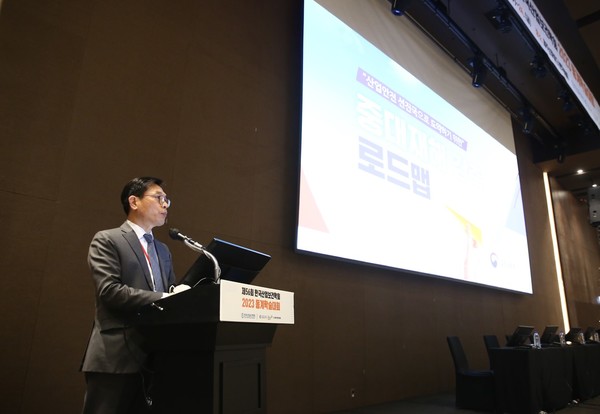 ⓒ3일째 진행된 중대재해 감축 로드맵 대 토론회에서는 류경희 본부장(고용노동부 산업안전보건본부)이 '산업안전 선진국으로 도약하기 위한 중대재해 감축 로드맵'에 대해 직접 발표에 나섰다./사진-세이프티퍼스트닷뉴스