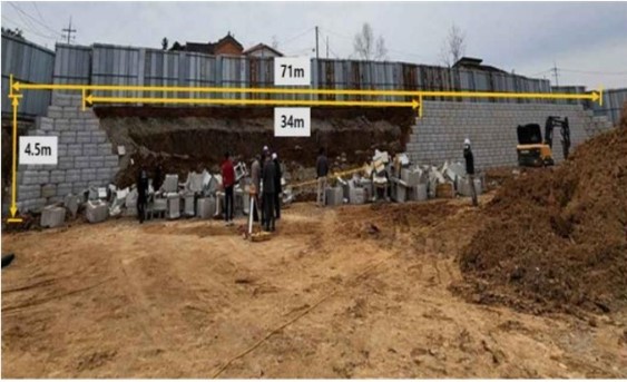 ⓒ현장 전경 및 무너진 보강토 블럭(전체 길이 약 70m 중 34m가 무너짐)/ 출처- 건설사망재해 발생 동향 보고