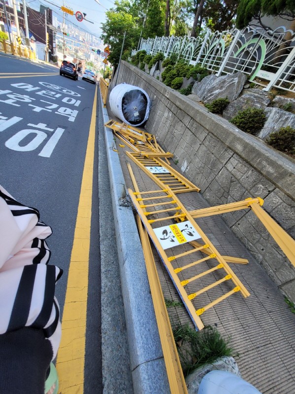 ⓒ사고 현장/출처-헤럴드경제 '거대 롤' 100m 굴러 스쿨존 덮쳤다…10세 초등생 사망