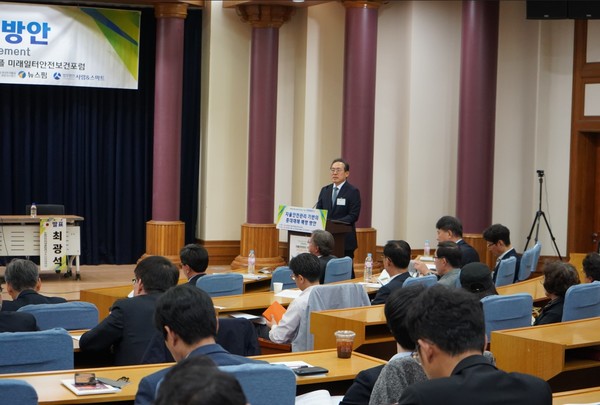 ⓒ법무법인 세종의 문기섭 고문이 좌장을 맡아 발표자와 참석자들의 자유토론시간을 가졌다./사진-세이프티퍼스트닷뉴스