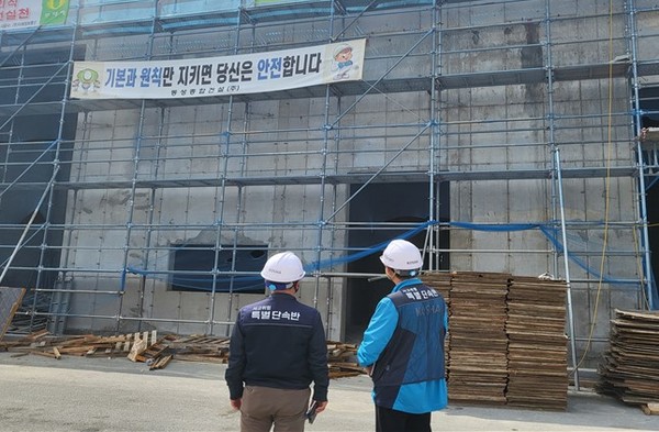 ⓒ안전보건공단 충북북부지사가 ‘현장점검의 날’ 맞아 산업단지 내 공장 신․증축 건설현장 집중점검을 실시헀다/사진- 안전보건공단 충북북부지사 제공