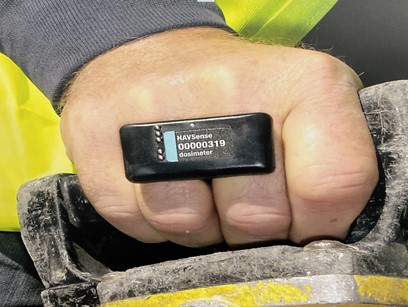 ⓒ손-팔 진동 증후군(HAVS : Hand-Arm Vibration Syndrom)관리를 위한 진동감지센서. 이것을 끼고 작업한 작업자의 총 작업 시간 동안 노출된 진동을 통계로 보여준다./사진- 지에스아이엘