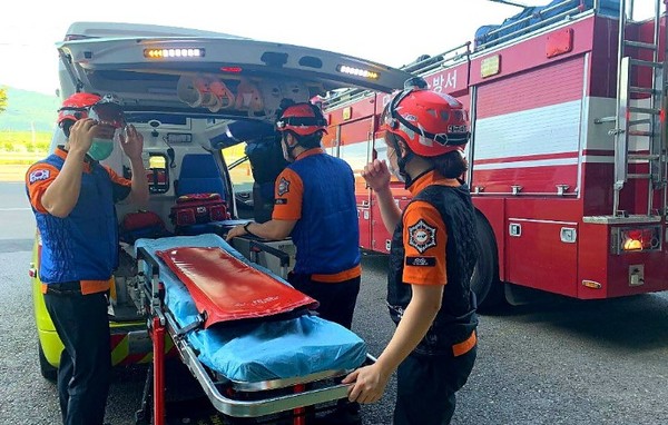 ⓒ쿨조끼를 착용하고 환자 이송 활동을 하는 구급대원들의 모습/사진- 에고테크