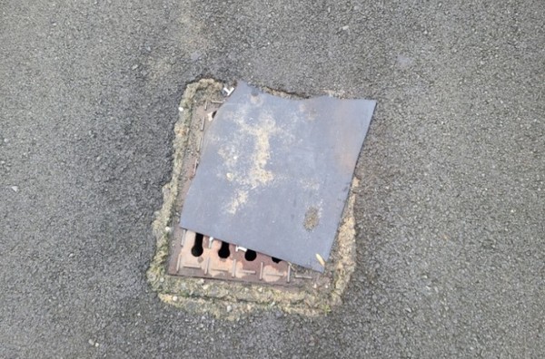 ⓒ빗물받이에서 올라오는 악취를 막기 위해 대부분의 빗물받이 뚜껑이 장판으로 덮여 있다/ 사진- 이종탁