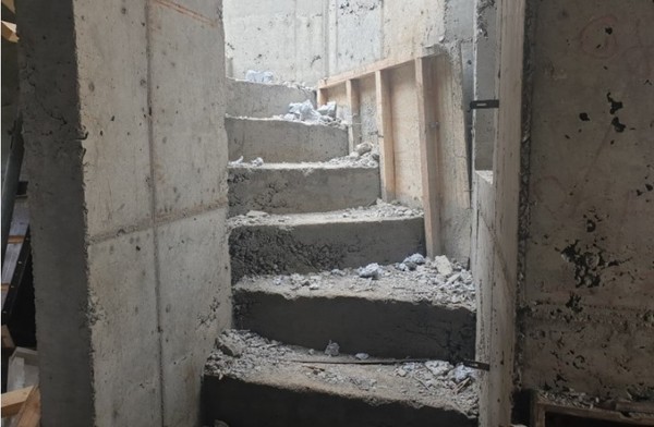 ⓒ벽체 콘크리트 곰보 현상