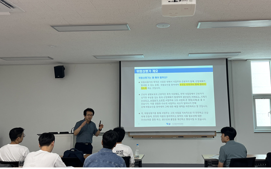 ⓒ함광호 본부장이 위험성평가 개요를 강요하고 있다. / 사진- 김희호 대학생 기자