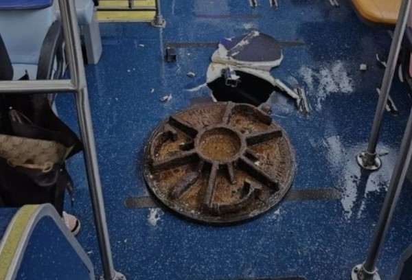 ⓒ8월 10일 창원시 대원동 시내버스 밑바닥을 뚫고 올라온 맨홀 뚜껑 사진/출처-온라인 커뮤니티