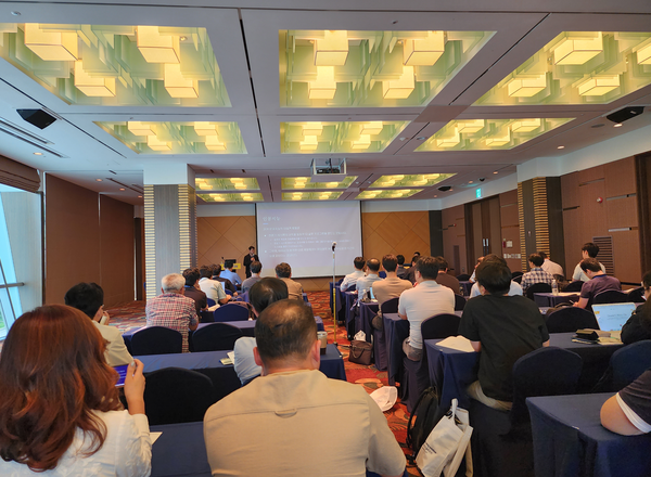 ⓒ'산업보건분야 인공지능 활용의 과거와 현재, 미래' 강의장 모습. 세션에 참가한 안전보건인들이 집중하며 발표자의 강의를 듣고 있다 /사진- 세이프티퍼스트닷뉴스