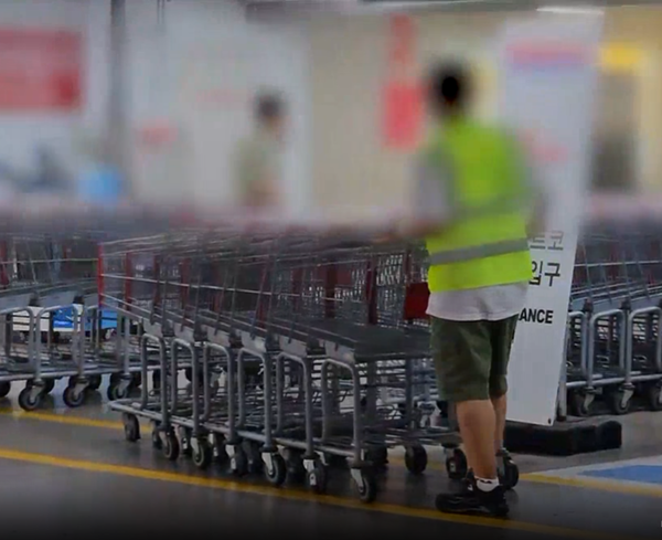 ⓒ폭염특보가 내려진 가운데 대형마트 야외주차장에서 쉬지않고 카트를 밀며 냉방기기 없이 일하던 중 사망한 30대 청년노동자가 사망했다/사진- SBS 뉴스 영상 캡처