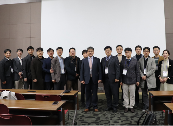 ⓒ대한인간공학회 참석한 학회회원들이 기념촬영하는 모습/사진-대한인간공학회.