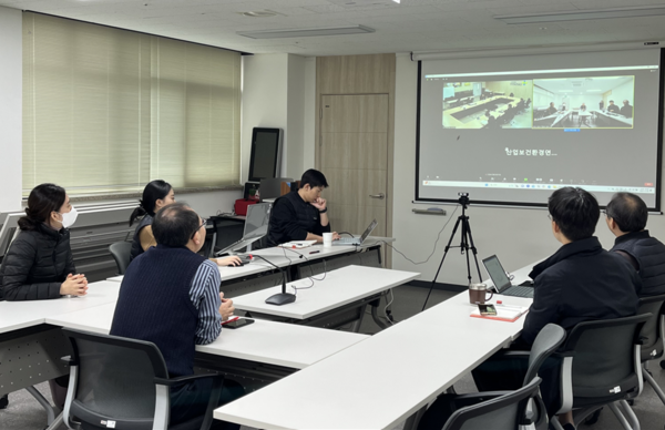 ⓒ산업안전보건공단 산업안전보건연구원과 대한산업보건협회 산업보건환경연구원이 온라인 공동세미나를 개최하는 모습