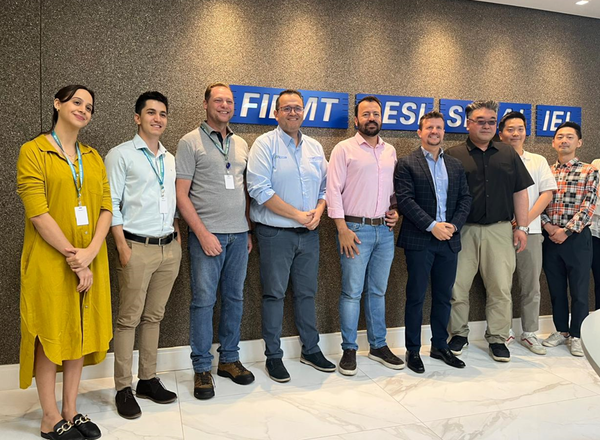 ⓒ영우산업과 브라질 SESI 관계자가 농업관련 안전체험시설 설립 계약후 기념촬영하는 모습/사진-(주)영우산업 제공