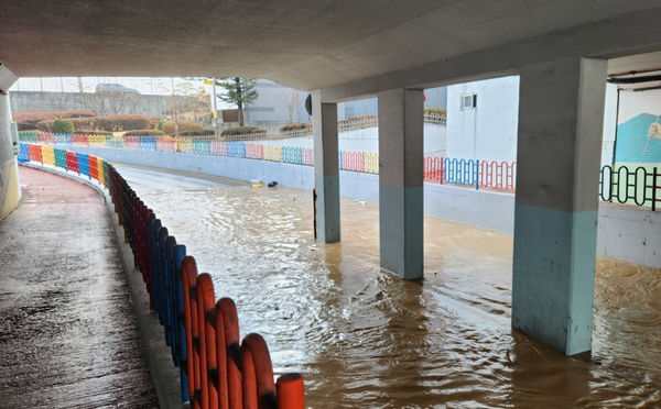 ⓒ지난해 2월 안동법흥교 인근 상수도관로가 터져 지하차도가 물에 잠긴 모습. 해당 기사내용과는 관련없음/출처- 안동인터넷뉴스