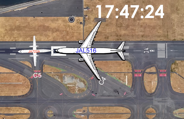 ⓒ항공기 추돌 지점 및 시각, 일본 국토교통성이 공개한 교신기록에 따르면 관제탑은 해상보안청 항공기 JA722A에게 활주로 진입을 허락한 것이 아니라 활주로 진입직전 유도로까지 이동을 인가했다. "Tokyo Tower: JA722A Tokyo TOWER, good evening. No1, taxi to holding point C5." 