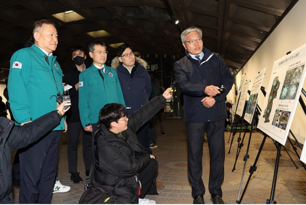 ⓒ 경복궁역 내 승강기 설치 현황 등 안전성 강화 현장 점검 모습 - 출처 : 행정안전부