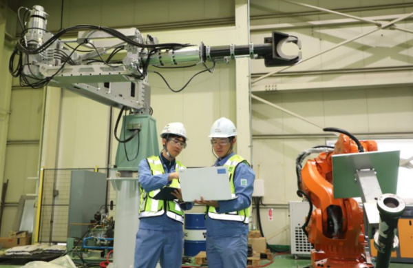 ▲ 포스코DX 포항 로봇 시뮬레이션 센터에서 제철소 조업현장에 적용할 로봇에 대한 기술 사전검증(PoC)을 위한 테스트를 진행하고 있는 사진   조끼 착용 이미지