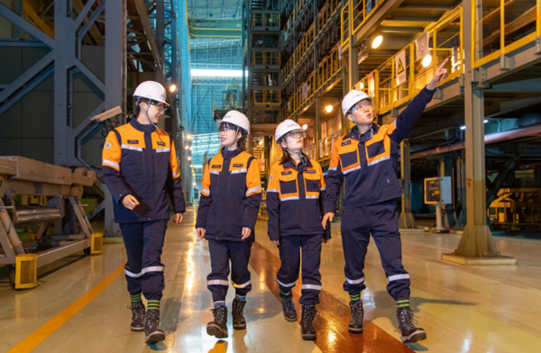 ▲오렌지색과 남색의 대비, 시인성 증가