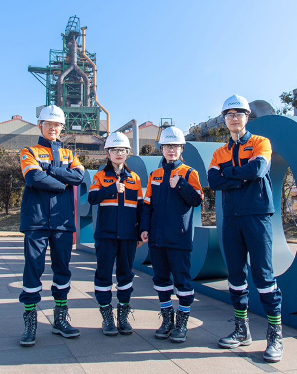 ▲ 완벽한 개인용 보호구를 착용한 포스코 직원들 모습. 작업환경에서 파악하기 쉬운 반사띠를 가진 근무복이다/ 사진- 포스코