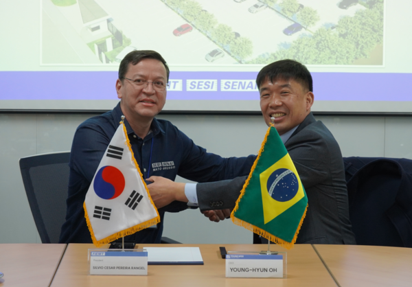 ⓒ피엠트(FIEMT)시스템 실비오 랑겔(Silvio Rangel)회장(사진 좌측), (주)영우산업 오영현 대표(사진 우측)이 기념촬영을 하고 있는 모습/사진- 세이프티퍼스트닷뉴스