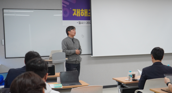 ⓒ(재)일환경건강센터 류현철 이사장이 인사말을 전하고 있다/사진- 세이프티퍼스트닷뉴스