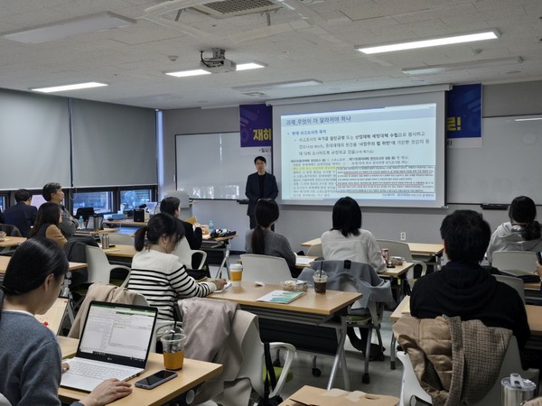 ⓒ산업안전보건공단 중앙사고조사단의 김욱 조사계획부장이 발표하는 모습/사진- 세이프티퍼스트닷뉴스