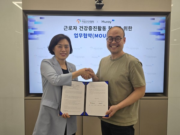 ⓒ협약후 기념촬영을 하고 있는 김숙영 회장(사진 좌측)과 최두아 대표(사진 우측)/사진- 세이프티퍼스트닷뉴스