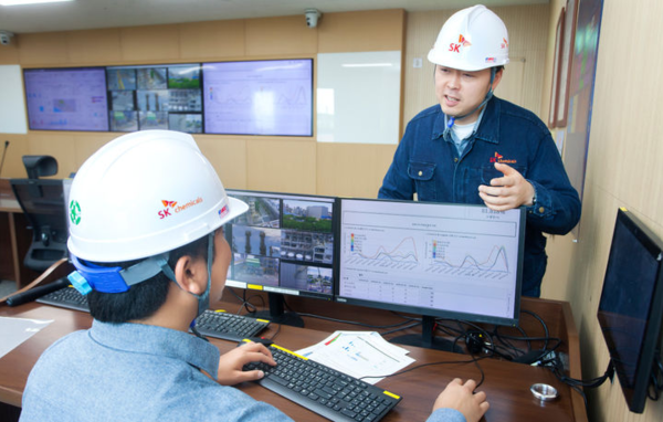 ⓒSK케미칼 구성원이 현장작업전 안전보건환경 (SHE) 시스템에서 인공지능이 추천해주는 위험성 평가 항목을 점검하고 있다.