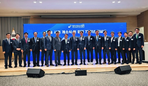 ⓒ신사옥 개소식 및 창립 77주년을 기념하며 이정식 고용노동부 장관을 비롯해 주요 내외빈이 단체사진을 촬영하고 있다.