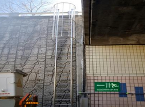 ⓒ지난해 12월 수원특례시는 오송지하차도 침수사고 이후 갑작스러운 지하차도 침수에 대비해 침수 위험도가 높은 화산지하차도, 장안지하차도, 고색지하차도, 매여울지하차도 등 4개 지하차도에 비상탈출용 핸드레일과 사다리를 설치했다/사진- 수원특례시