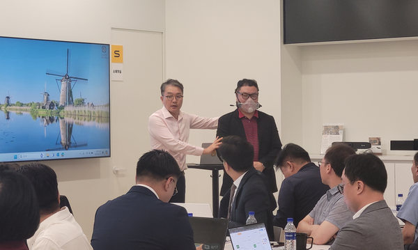 ⓒ스마트보호구를 시연하고 있는 모습/사진- 한국스마트안전보건기술협회