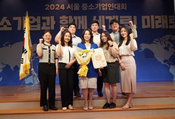 ⓒ(주)켐토피아 박상희 대표가 그간 함께 고생해 온 직원들과 산업포장 수상의 기쁨을 함께 나누고 있다/사진-세이프티퍼스트닷뉴스