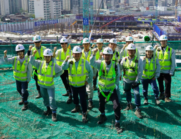 ⓒ 나이차이가 많이 나는 팀장과 팀원이지만, 서용원 팀장을 필두로 배려와 소통하며 원팀으로서 활발히 안전보건관리를 하고 있는 현대건설 '디에이치 방배' 현장 안전보건팀/사진-세이프티퍼스트닷뉴스