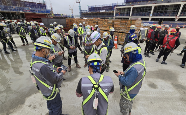 ⓒ현대 건설은 'H-안전지갑' 앱 활용을 통해서 전날 진행된  'DABs 회의' 내용을 작업자들이 작업전에 알수 있도록 하고 있다. 내용에는 당일 진행될 작업과 위험요인, 안전수칙등이 공유되어 있다./ 사진-현대건설 안전보건팀 제공