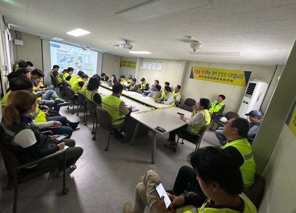 ⓒ원청과 협력업체 관계자가 함께 모여, 다음날 작업내용을 공유하고 안전대책을 회의하는 'DABs 회의' 모습/사진-현대건설 안전보건팀 제공