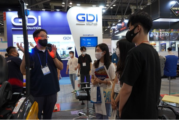 ⓒ에고테크 관계자가 전시회 관람객에게 AI가 내장된 사람인식 카메라 4ch를 탑재한 지게차 안전 시스템을 설명하는 모습/사진- 세이프티퍼스트닷뉴스