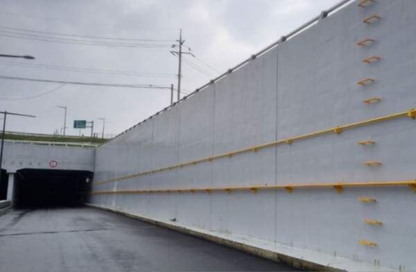 ⓒ궁평2지하차도에 설치된 핸드레일과 철제사다리/사진출처: SBS